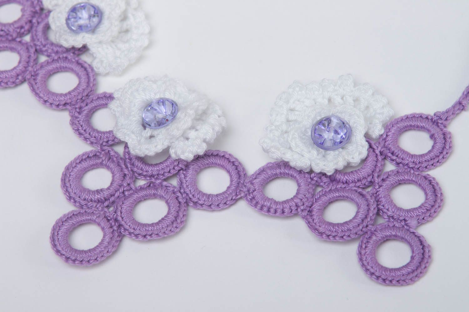 Collier textile fait main Bijou textile Accessoire femme original violet blanc photo 4