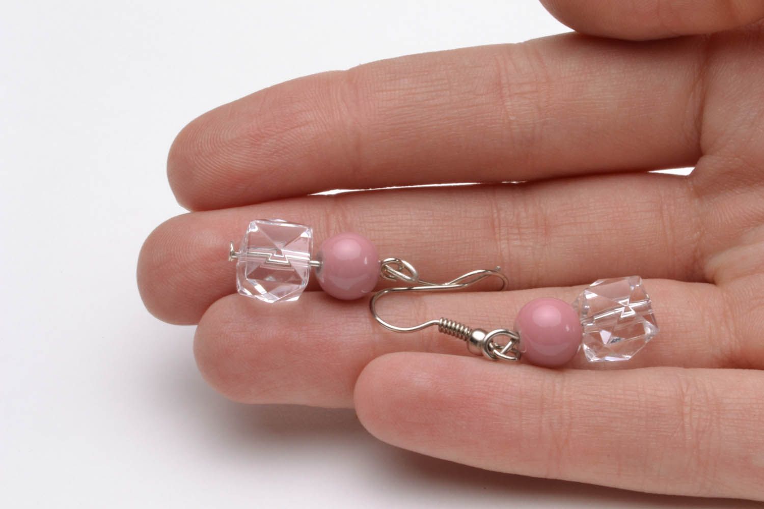 Boucles d'oreilles avec perles de verre roses photo 5