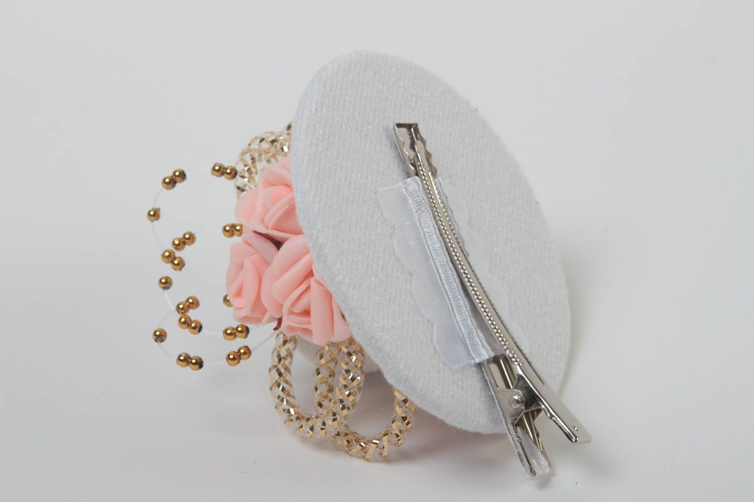 Оригинальная заколка для волос зажим со шляпкой ручной работы белая с розами  фото 4