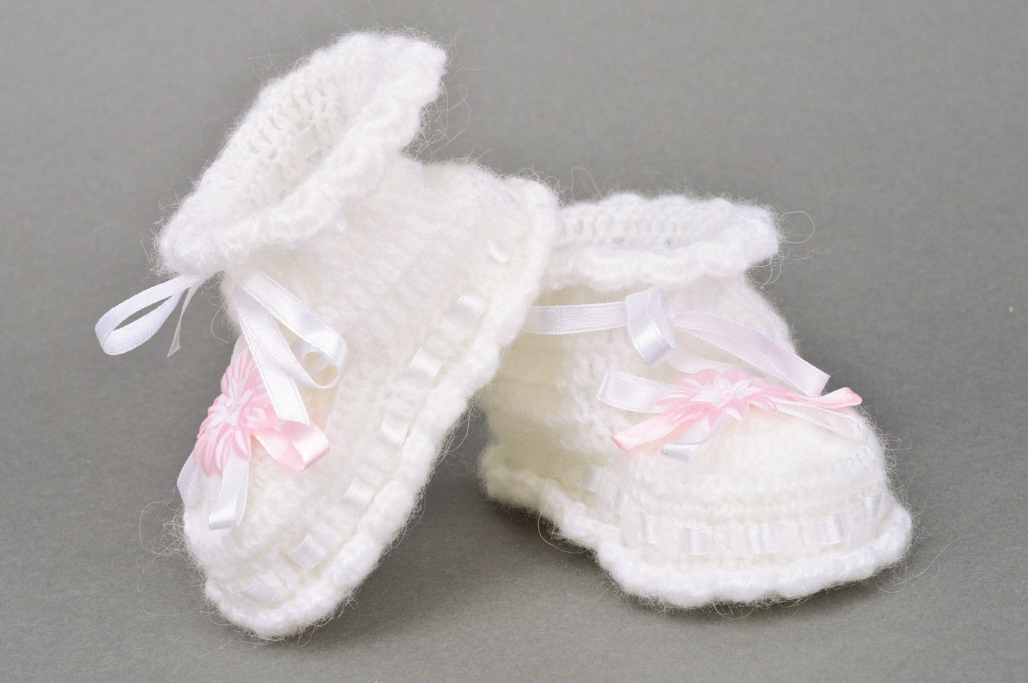 Gehäkelte Babyschuhe in Weiß mit rosa Bändern für Mädchen handmade  foto 5