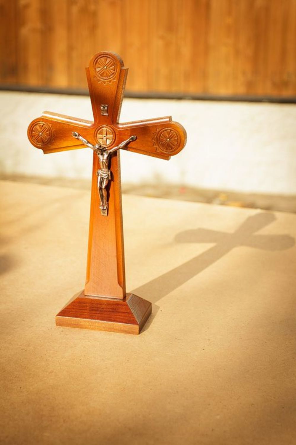 Католический настольный крест фото 2