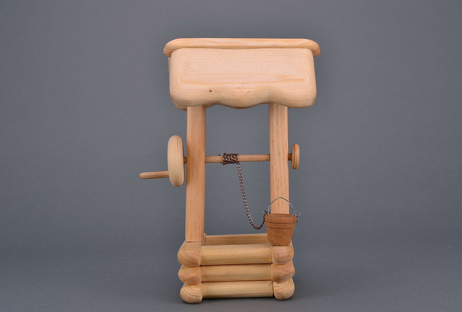 La figurilla de madera en forma de pozo de juguete foto 3
