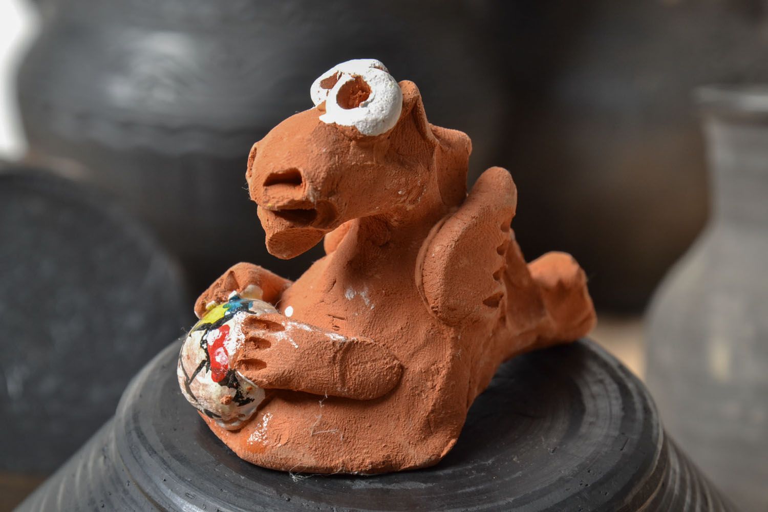 Statuetta drago in argilla fatta a mano figurina decorativa in ceramica 
 foto 5
