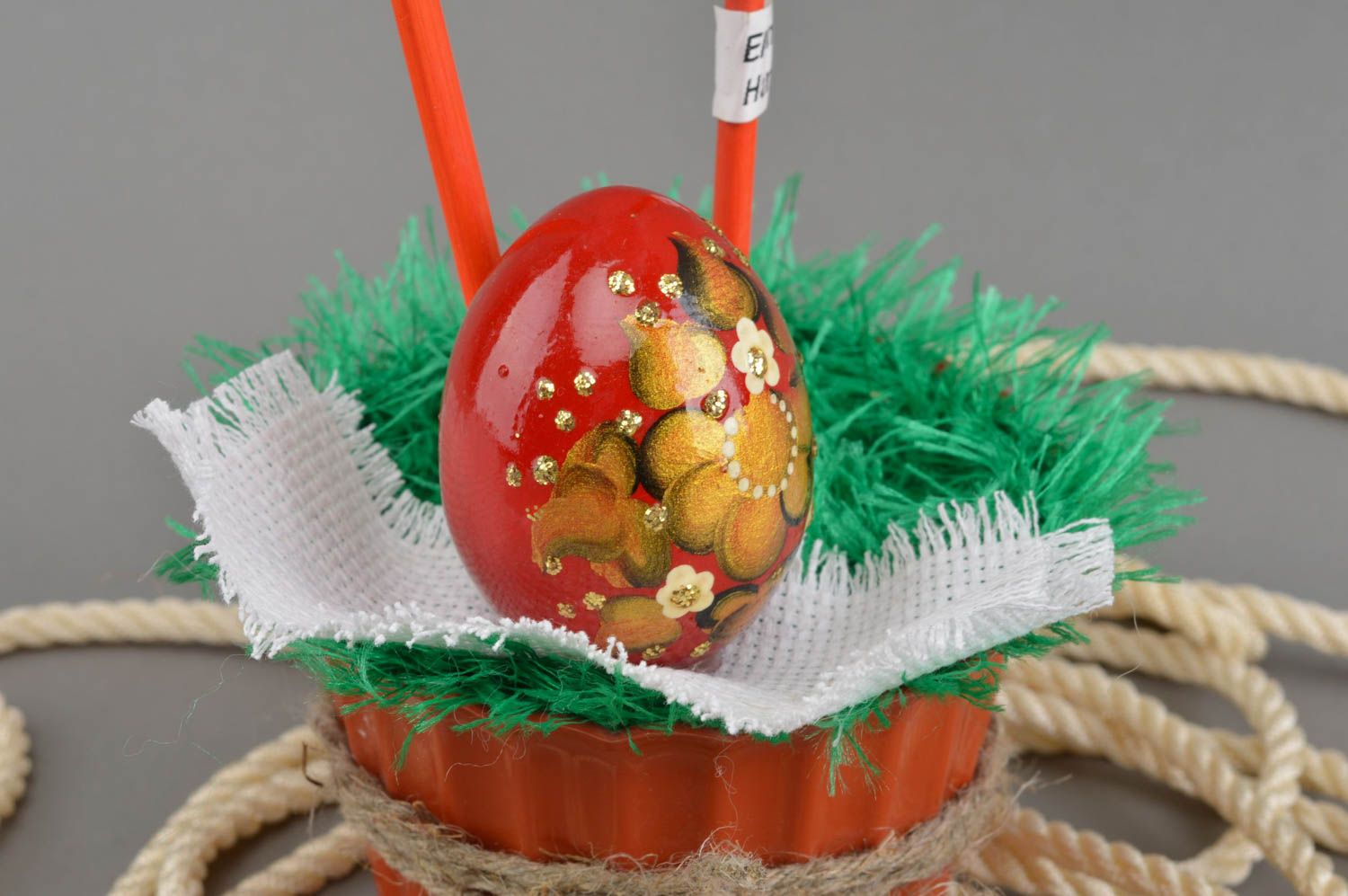 Décoration de Pâques faite main figurine de poule avec œuf peint originale photo 4