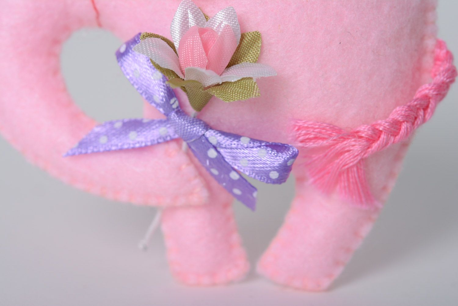 Petite peluche en feutre rose en forme d'éléphant sympa faite main avec fleur photo 4
