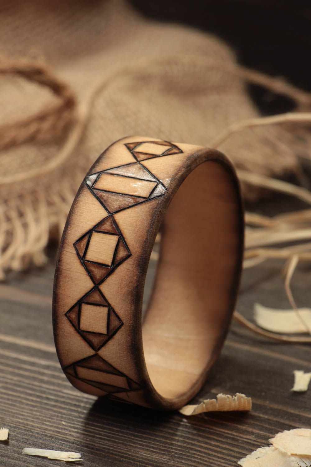 Handmade Holz Armband originell Designer Schmuck Frauen Accessoire mit Prägung foto 2