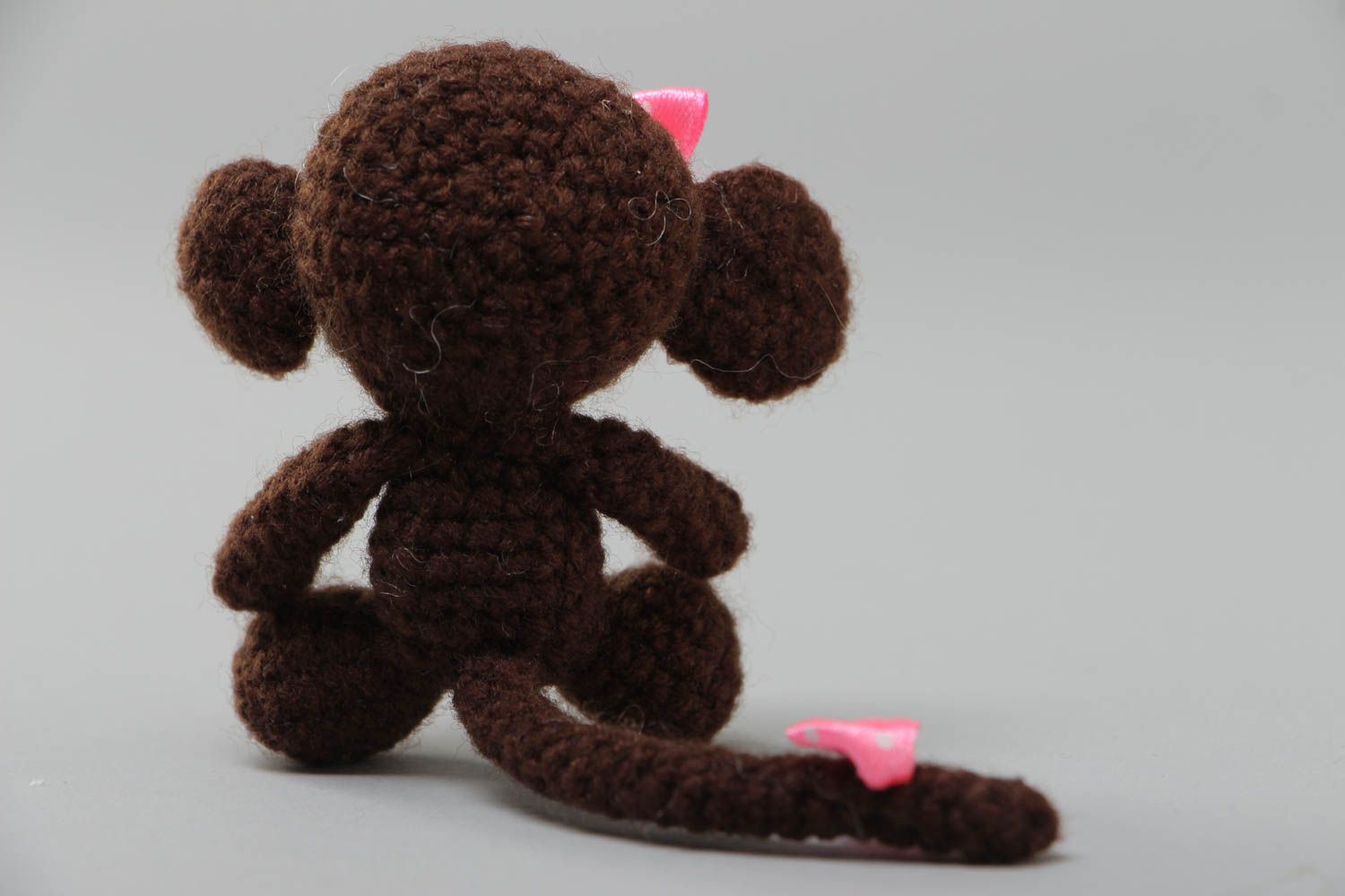 Peluche tricotée singe faite main en fils acryliques réalisée au crochet photo 4