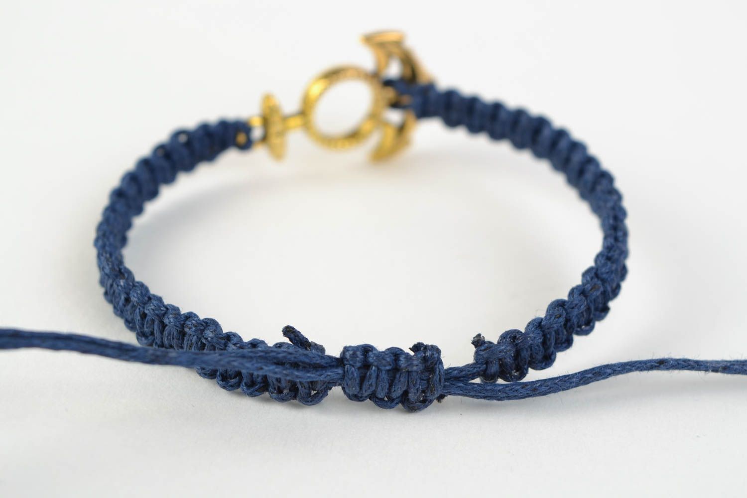 Bracelet bleu en lacet de coton fait main avec ancre dorée style marin photo 4