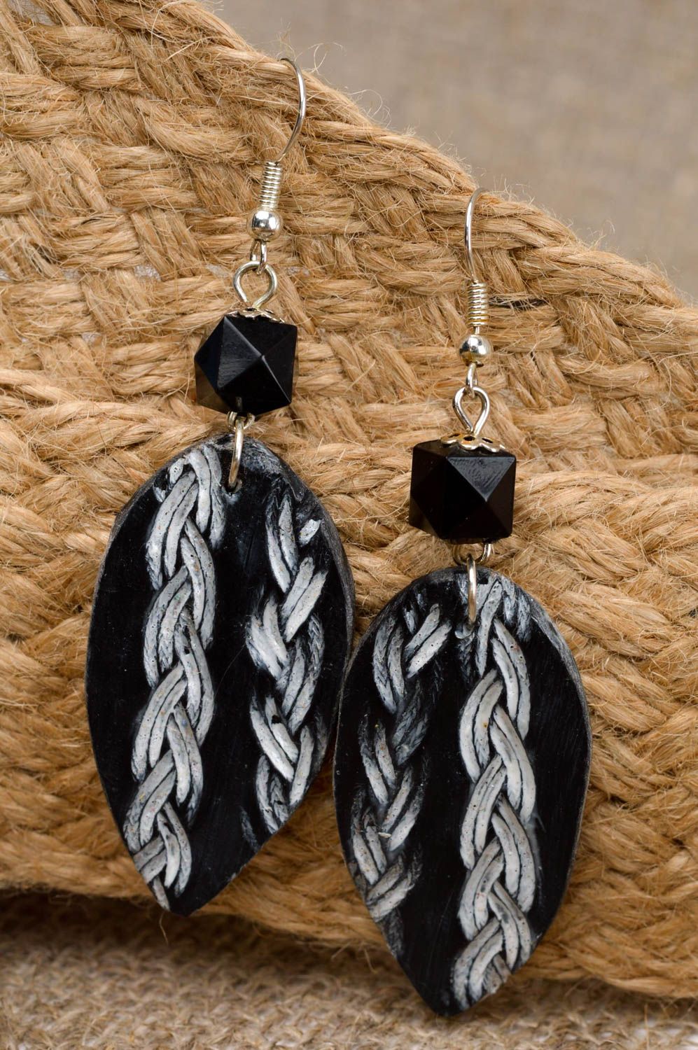 Женские серьги украшение ручной работы серьги с подвесками в виде черных листов фото 1
