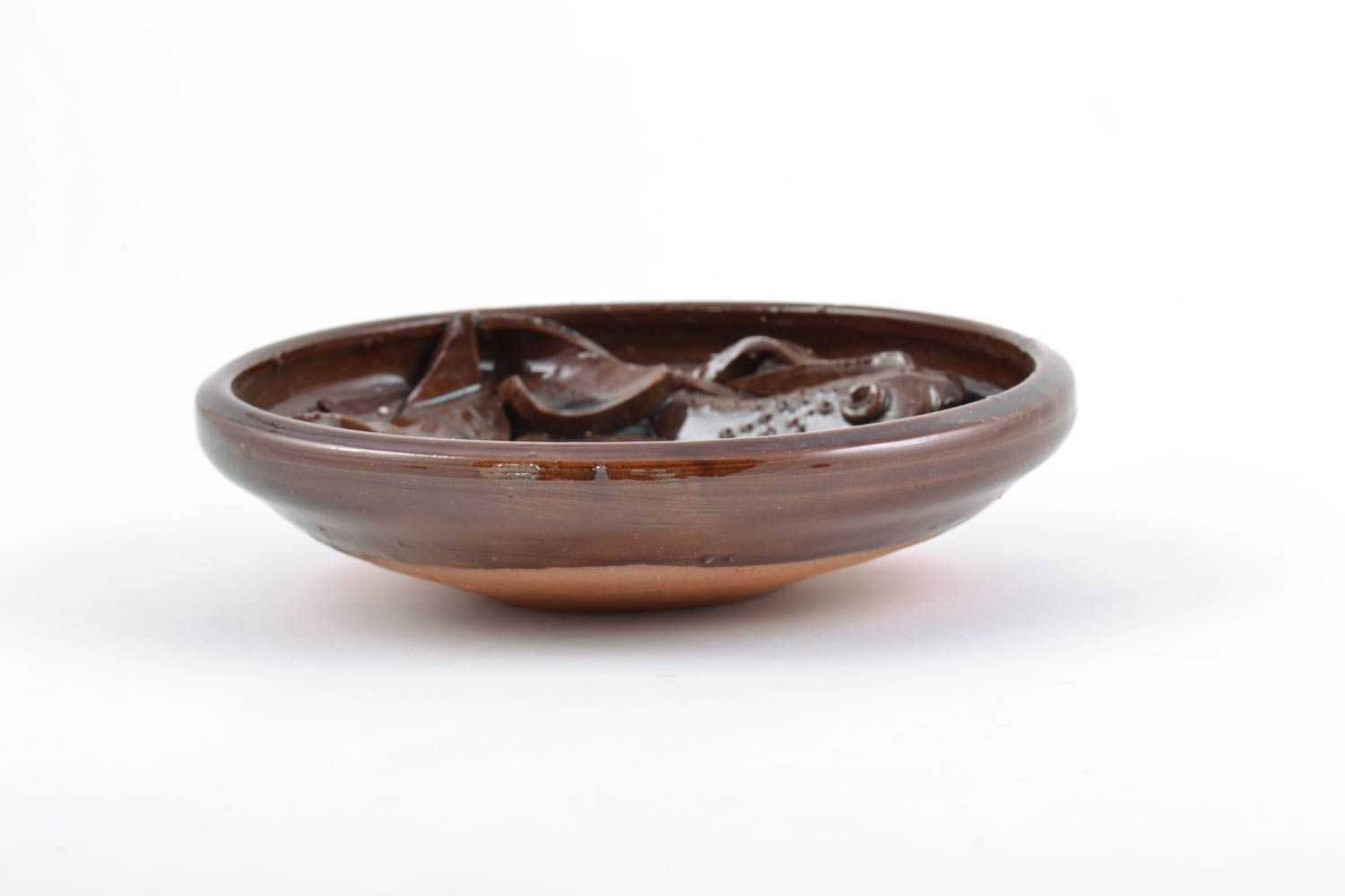 Dekorativer brauner handmade keramischer Teller mit Relief Abbildung für Dekor foto 3