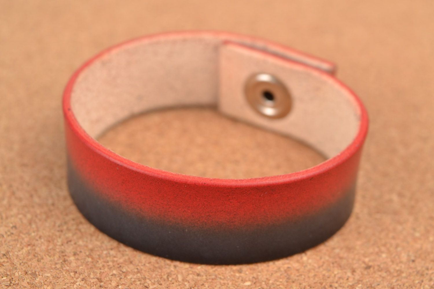 Bracelet en cuir large rouge-noir avec bouton-pression fait main unisexe  photo 1