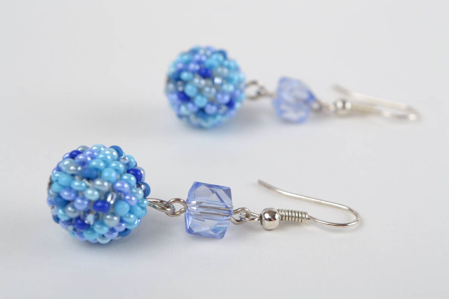 Orecchini di perline fatti a mano rotondi accessorio originale azzurro da donna foto 2