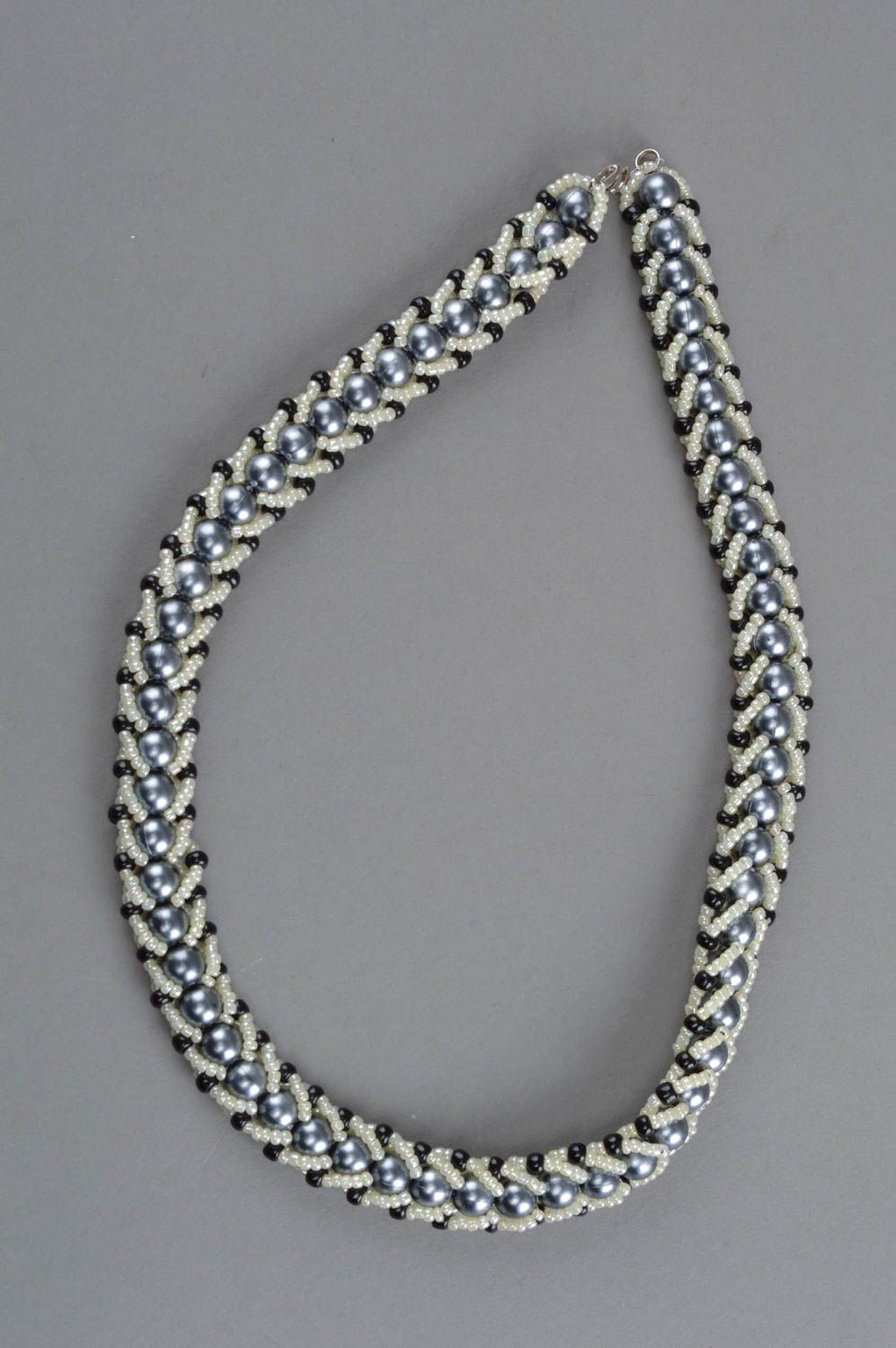 Светлое ожерелье из бисера и бусин ручной работы авторского дизайна Антрацит фото 2