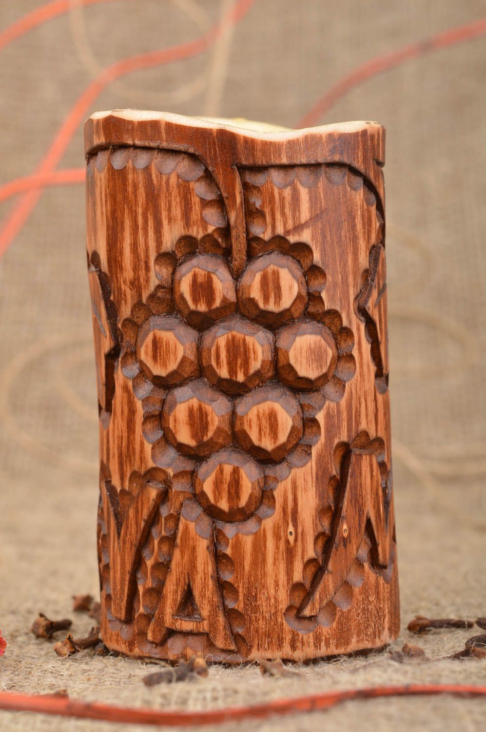Vaso de madera artesanal de estilo étnico para bebidas frías tallado a mano foto 1