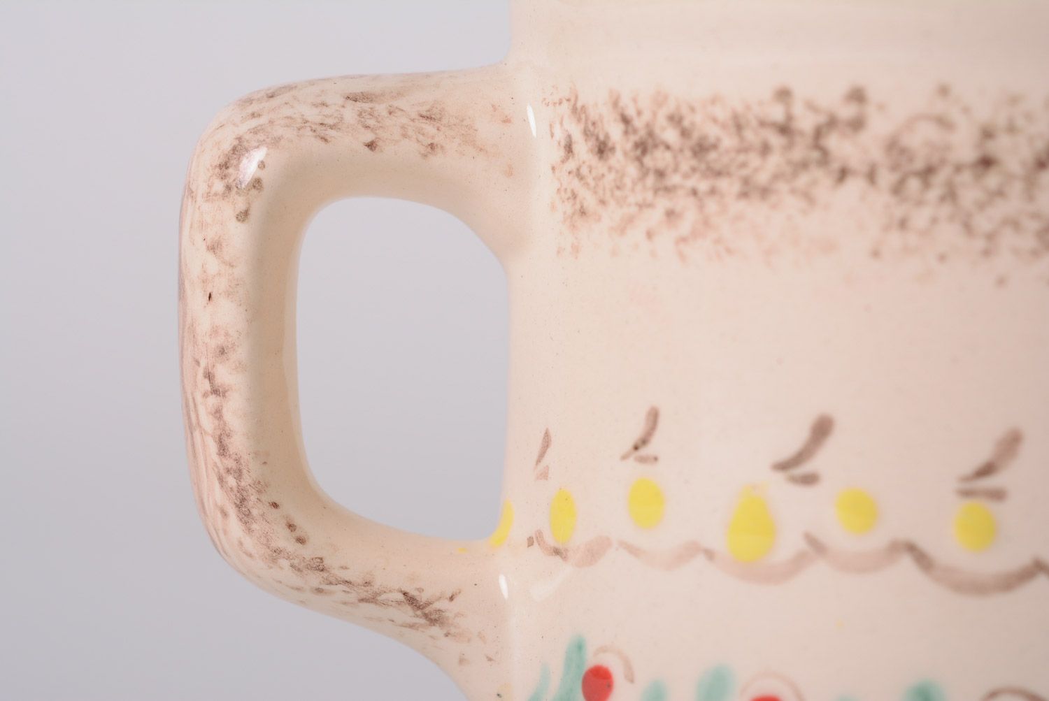 Handmade originelle bemalte Tasse aus Ton mit bunter Glasur bemalt foto 3