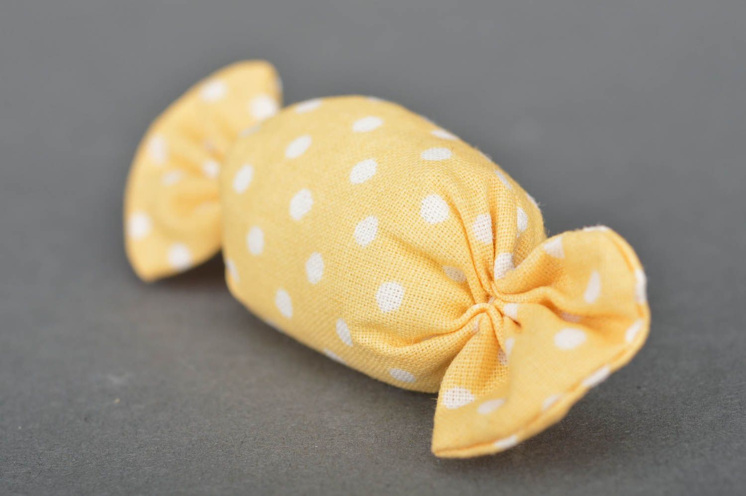 Broche artesanal de algodón con forma de bombón de peluche amarillo a lunares  foto 4