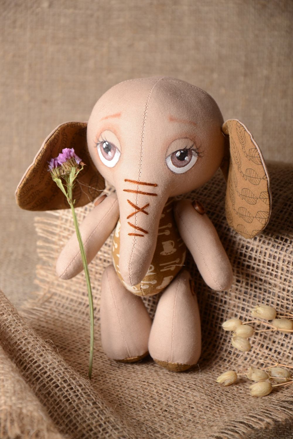 Handmade Stoff Spielzeug Kuscheltier Elefant im Overall Geschenk für Kinder foto 1