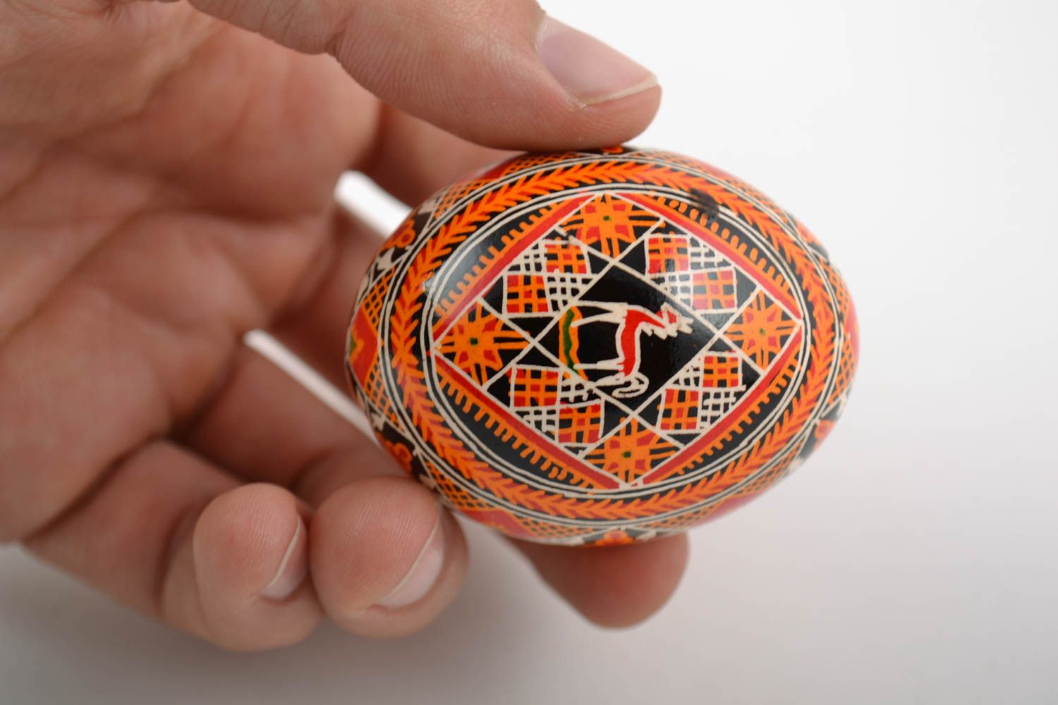 Huevo de Pascua de gallina pintado con acrílicos artesanal foto 2