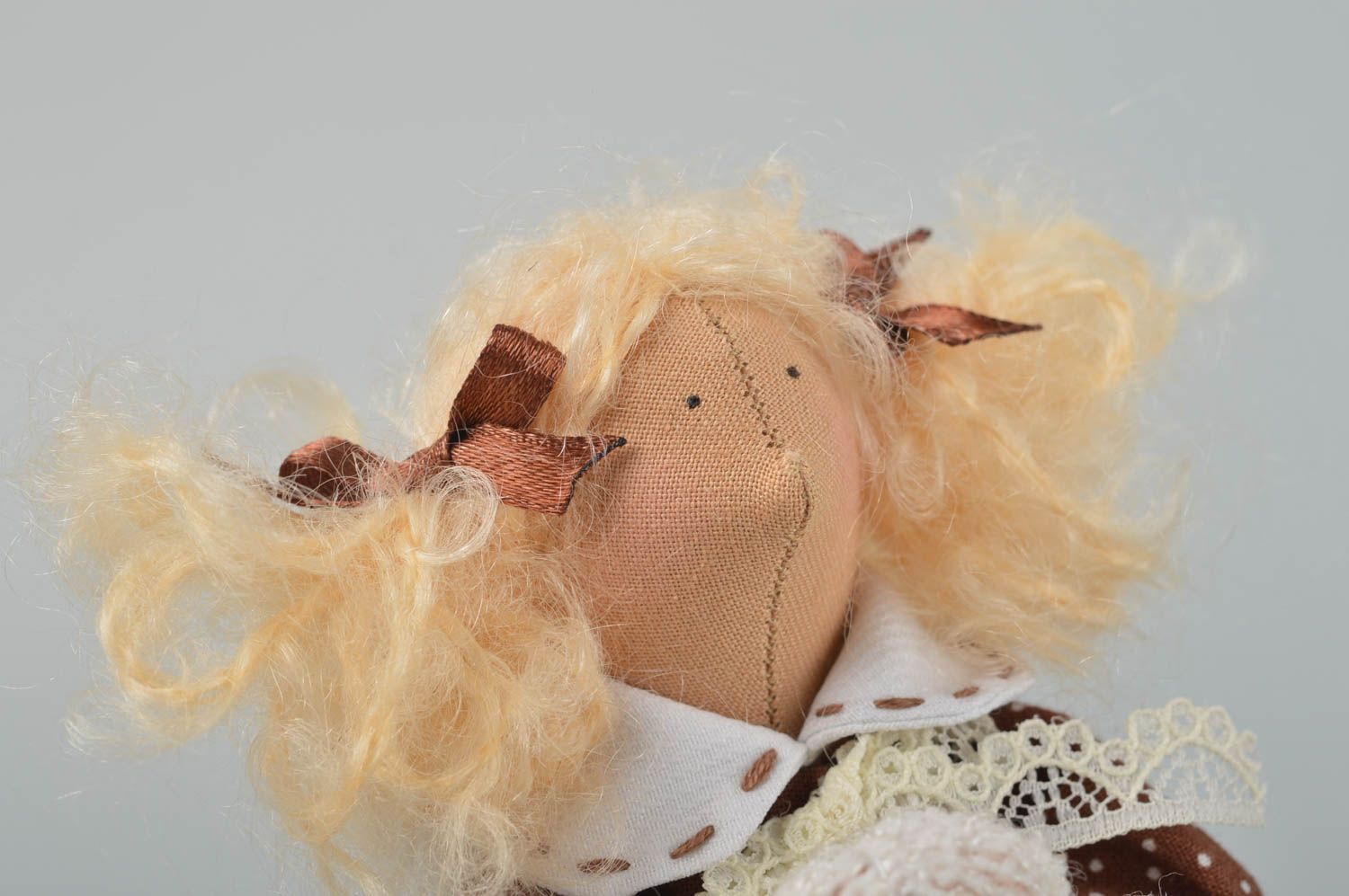 Bambola in stoffa fatta a mano pupazzo tessile originale giocatolo da bambine
 foto 4