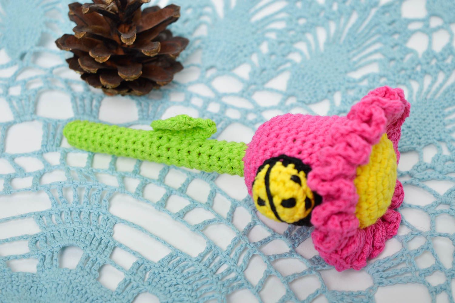 Rassel Spielzeug handmade Häkel Kuscheltier Geschenk Idee Blume aus Stoff schön foto 1