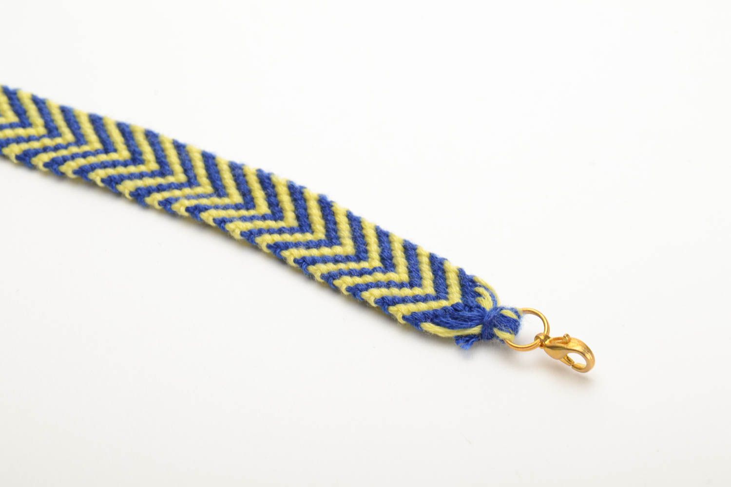 Плетеный браслет из ниток мулине ручной работы тонкий красивый желто-синий фото 2