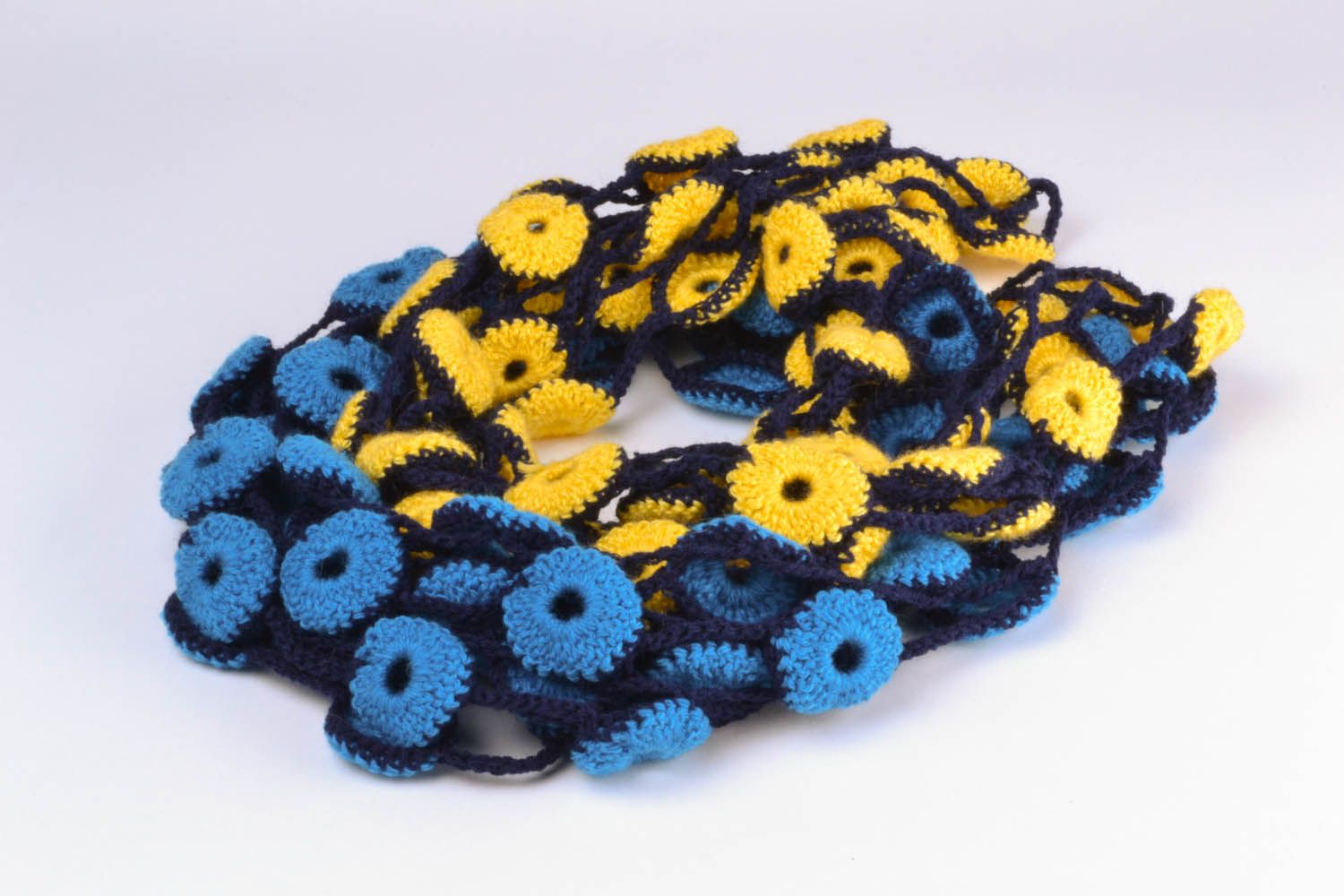 Écharpe ajourée bleu et jaune tricot faite main photo 4
