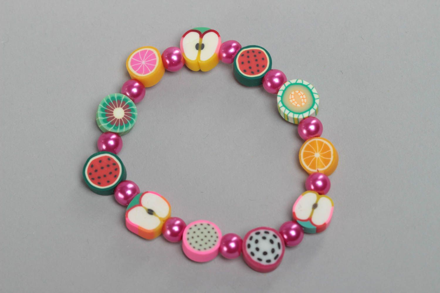 Bracelet en perles motif fruits en pâte polymère sur élastique fait main fille photo 2