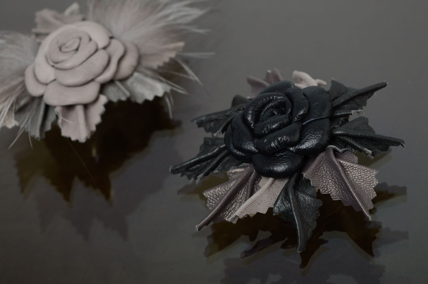 Broche faite main originale en cuir Fleur noire photo 5