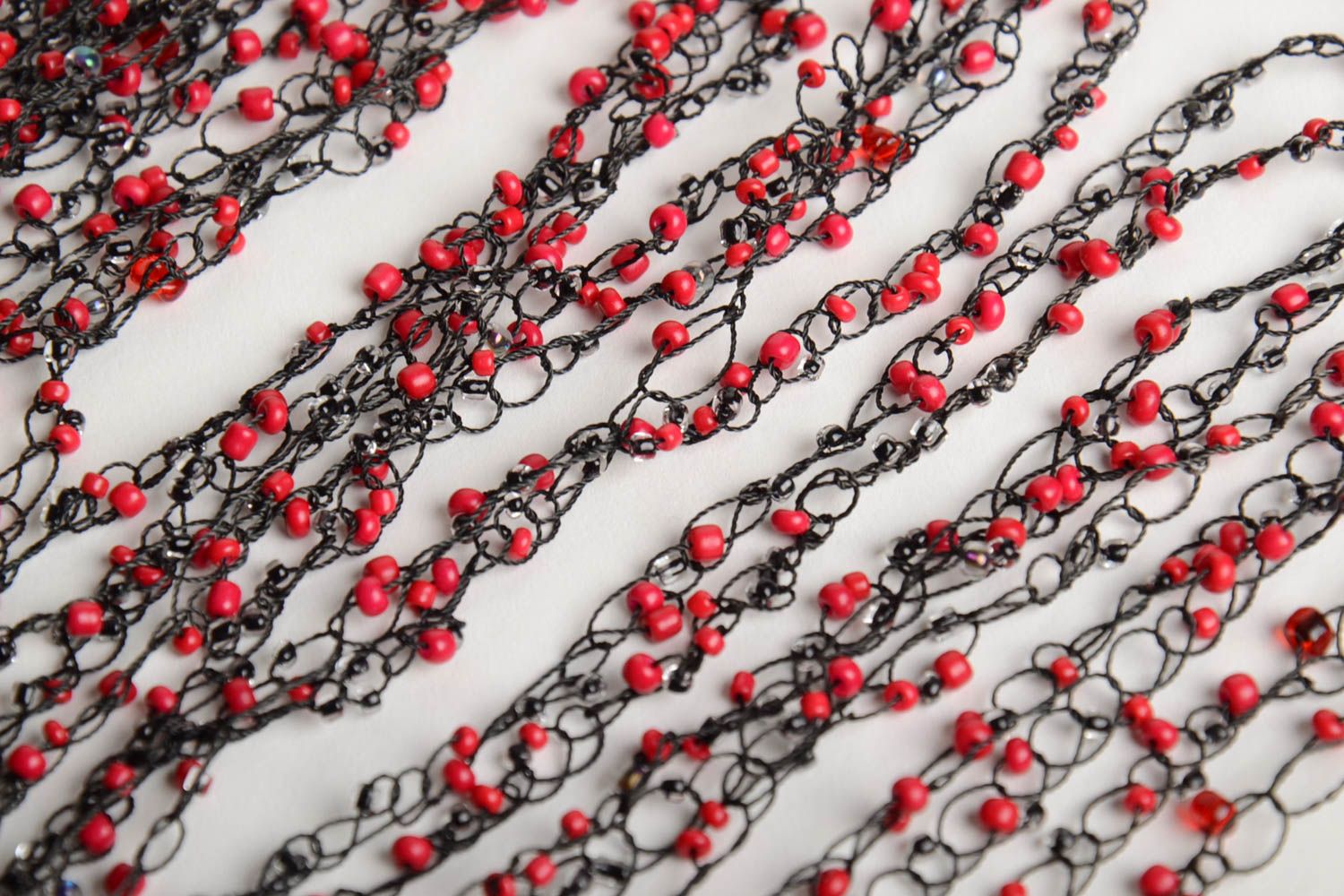 Collier en perles de rocaille tissé au crochet fait main noir et rouge long photo 5