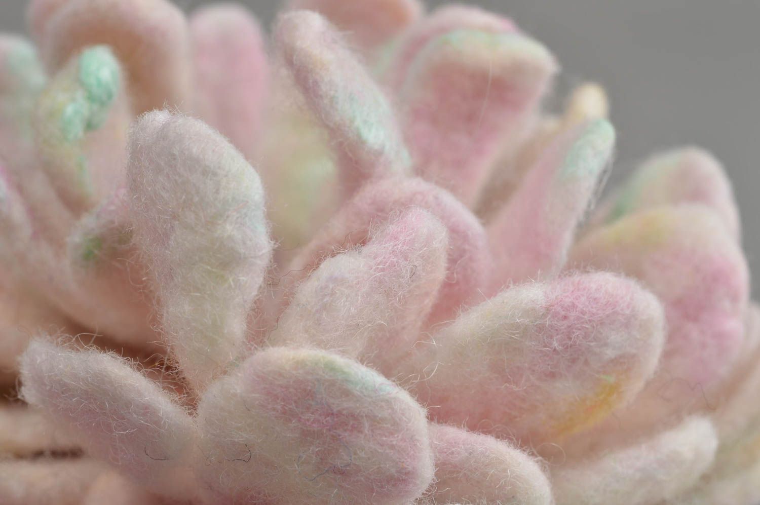 Grosse broche fleur en laine feutrée rose clair faite main élégante pour femme photo 5