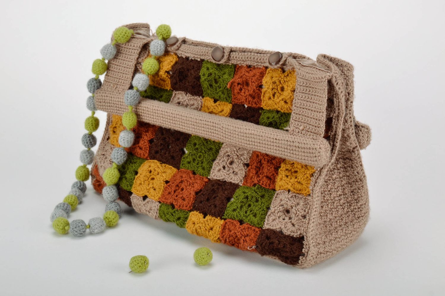 Knitted bag with wooden handles photo 1