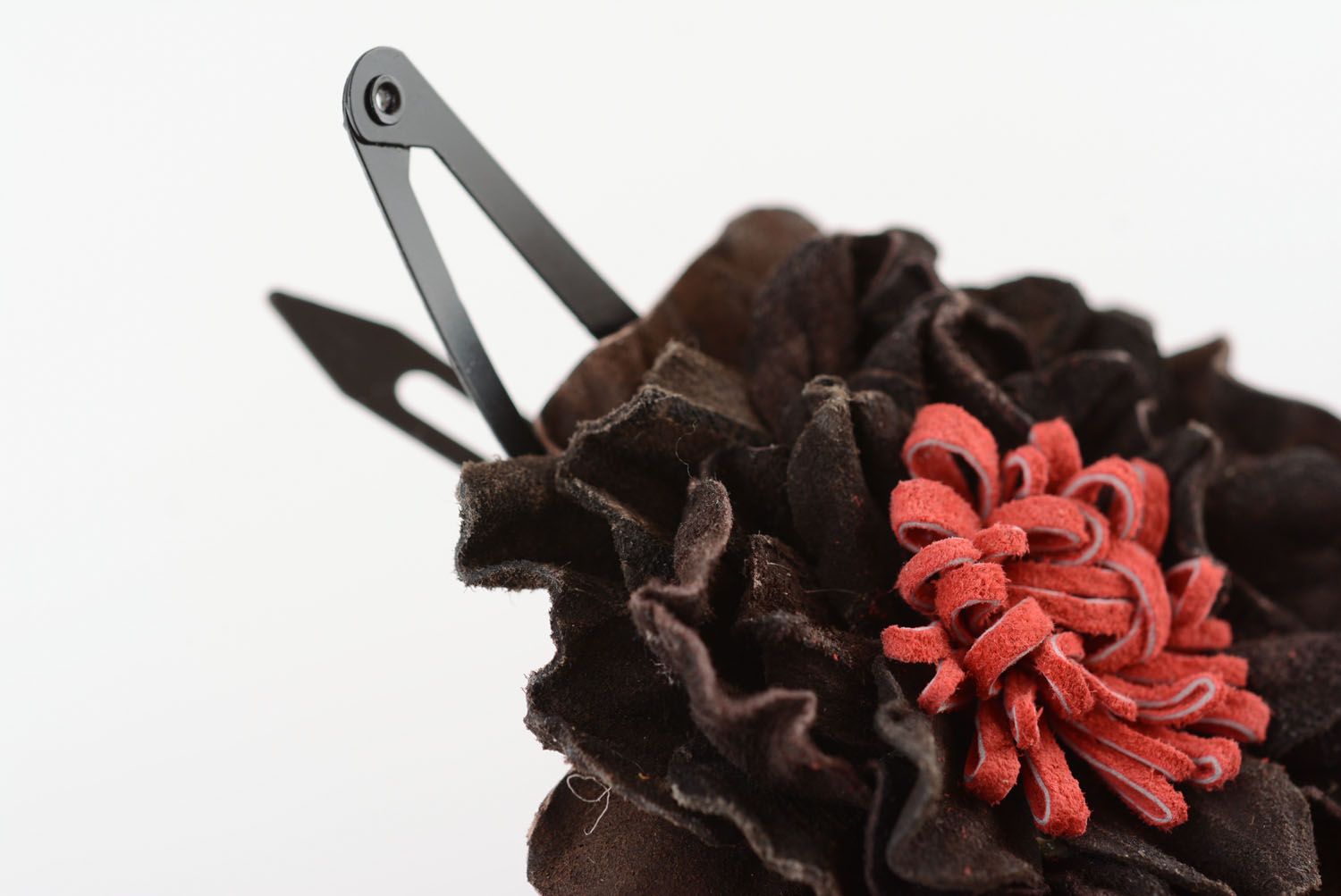 Gancho para cabelo artesanal de couro genuíno em forma da flor foto 4