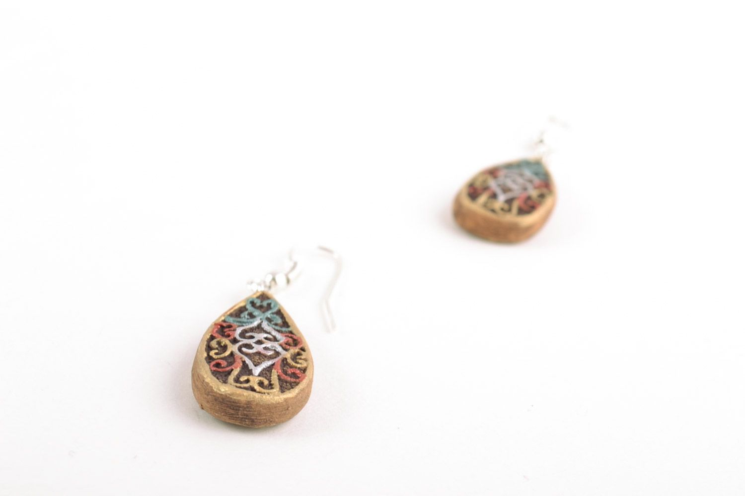 Handmade small drop-shaped ceramic dangling earrings with painted ornaments  photo 3