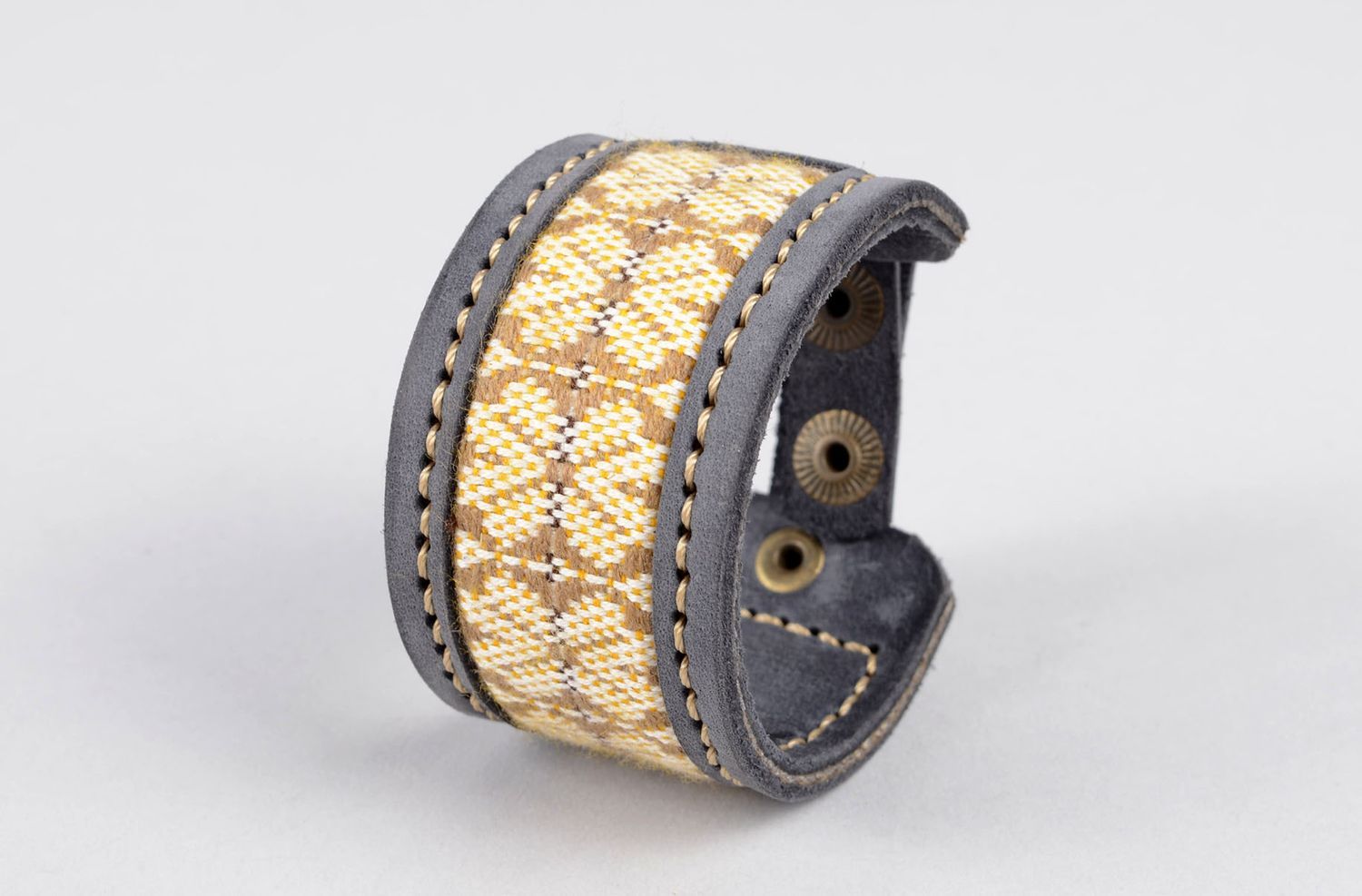 Bracelet large en cuir naturel Bijou fait main design Accessoire femme photo 2