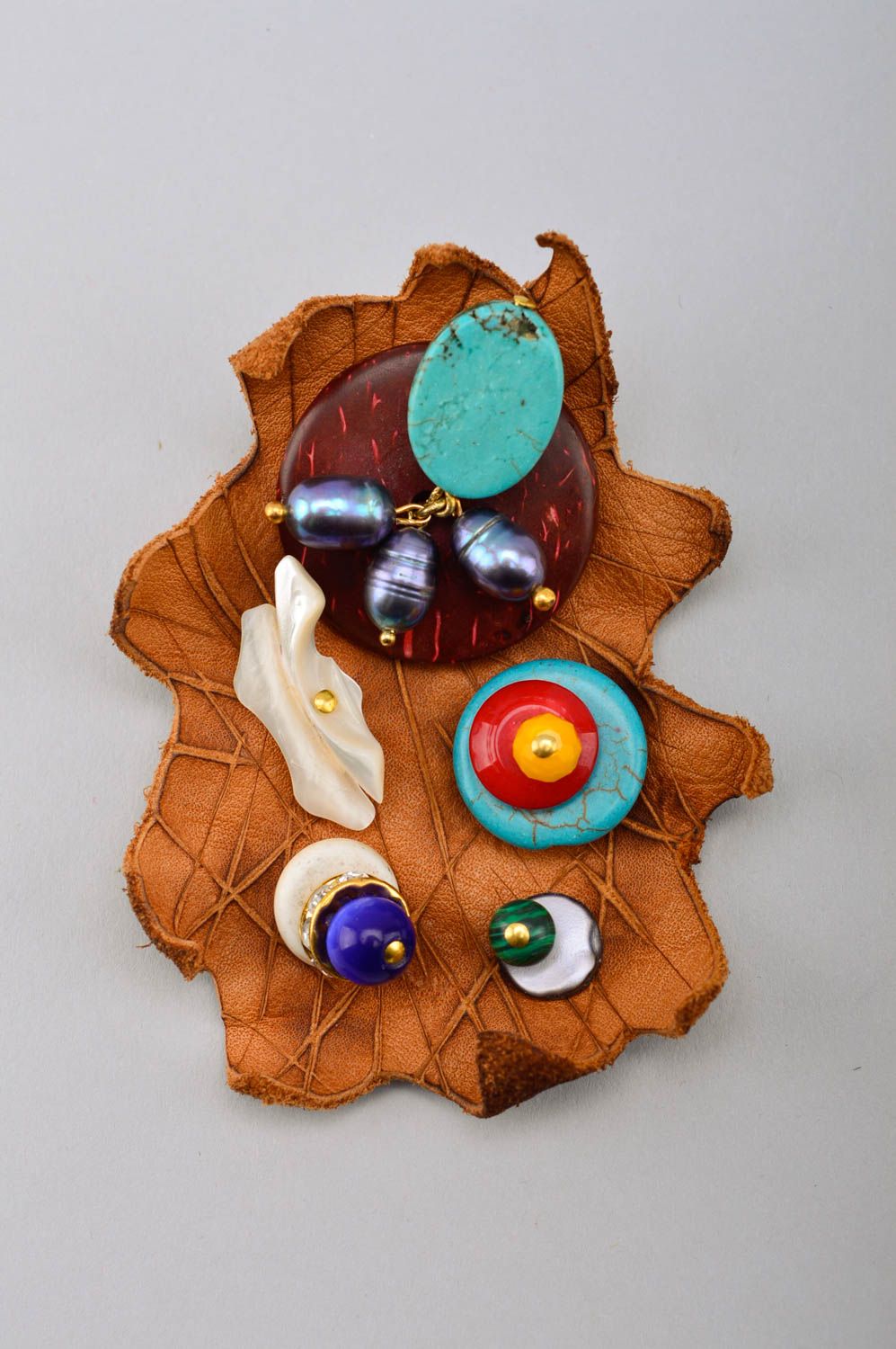 Broche en cuir faite main Accessoire femme perles multicolores Cadeau femme photo 2