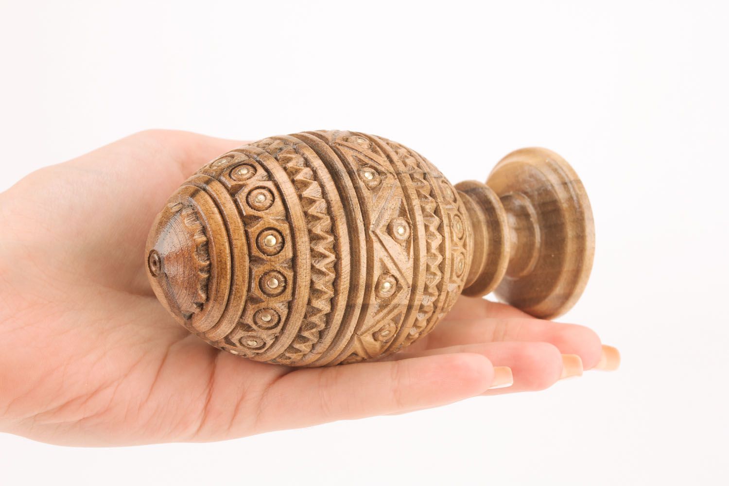 Caixinha para jóias de madeira com entalhe artístico em forma do ovo foto 4