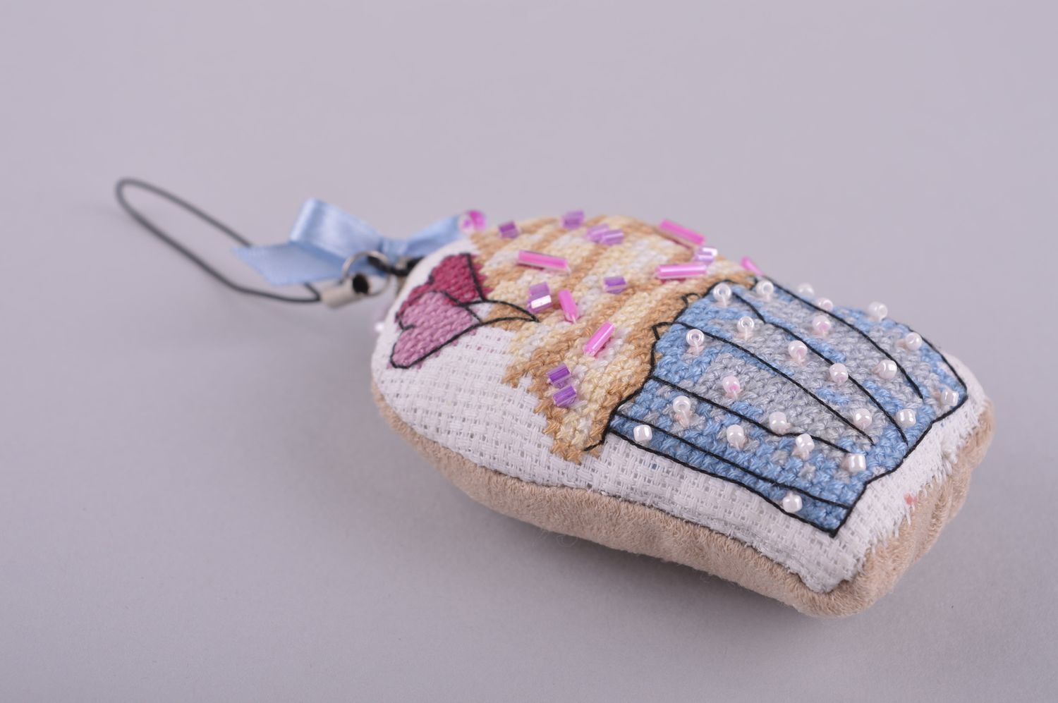 Брелок для ключей ручной работы вышитый брелок игрушка пирожное брелок из ткани фото 4