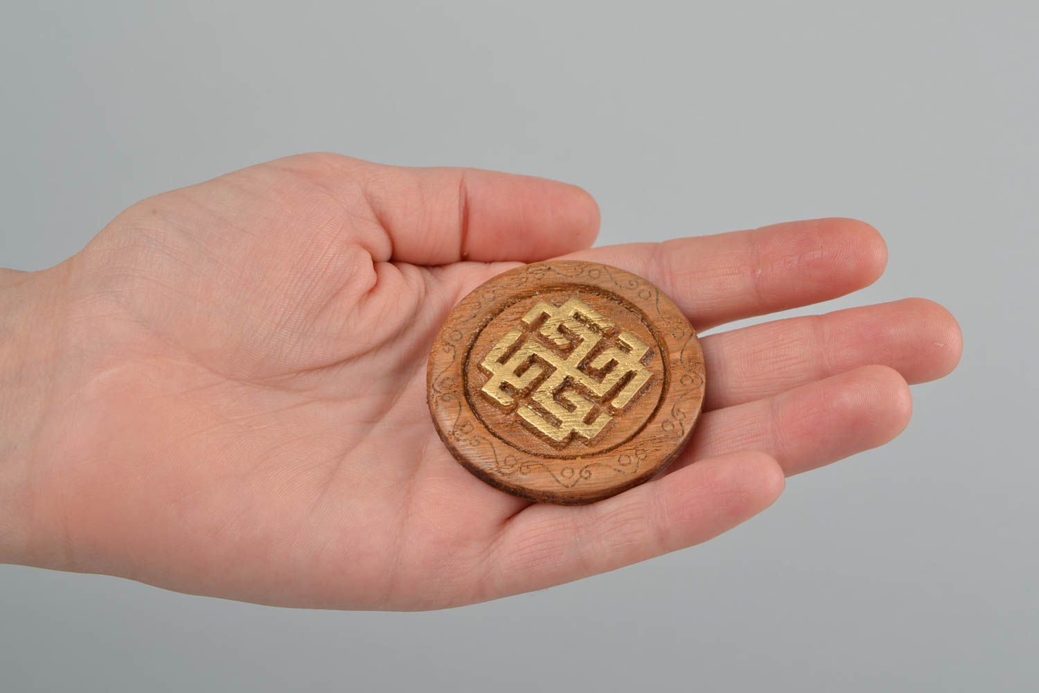 Holz Amulett für Schutz geschnitzt mit Bemalung für Haus handmade mit Symbolik foto 2