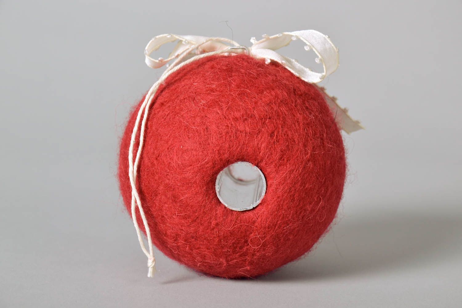 Brinquedo artesanal bola de árvore de Natal decorada com rendas foto 3
