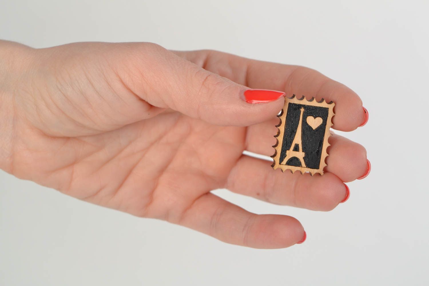 Broche de madera artesanal con forma de sello de torre Eiffel foto 2