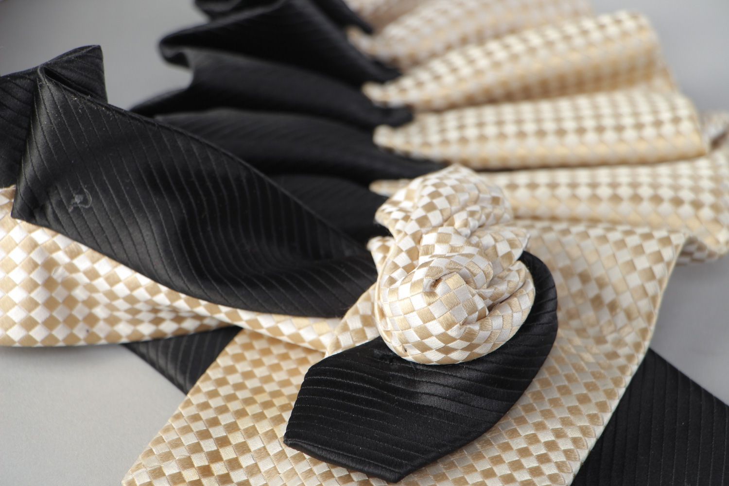 Dekoratives zartes schwarzes handgemachtes Krawatten Collier aus Stoff für Frauen foto 4