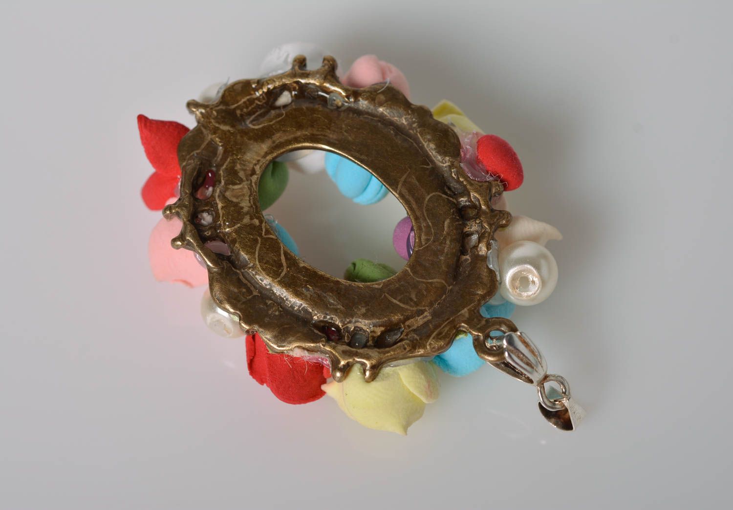 Colgante de arcilla polimérica artesanal con flores bonito femenino foto 2