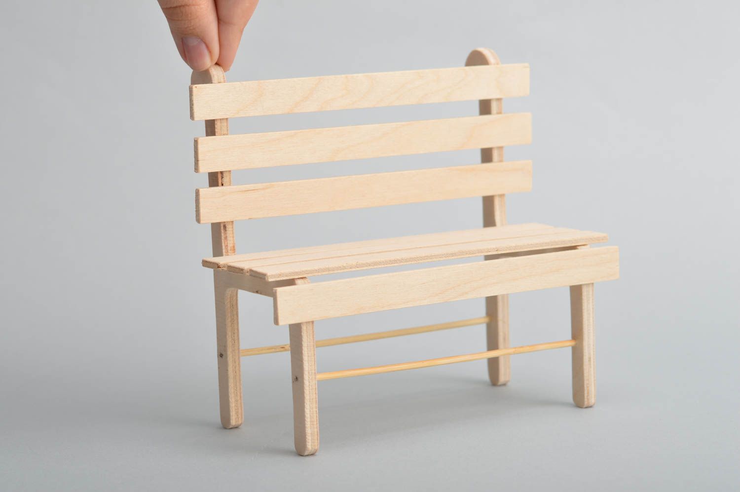 Mueble de muñecas en miniatura con forma de un banco de madera contrachapada foto 3