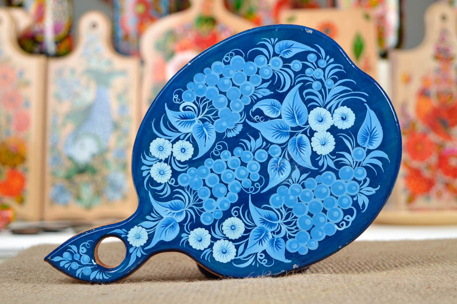Декоративная разделочная доска голубая с Петриковской росписью ручной работы фото 1