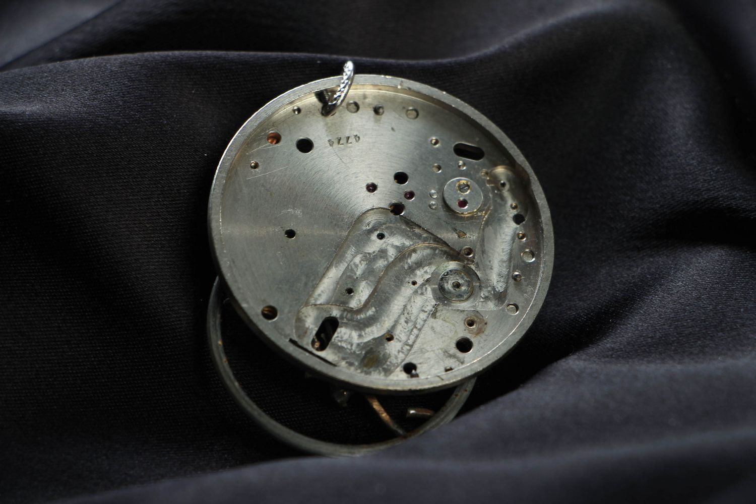 Designer pendant with clockwork mechanism photo 3