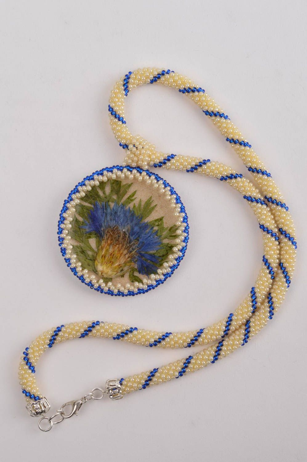 Кулон ручной работы подвеска на шею украшение из эпоксидной смолы с цветком фото 1