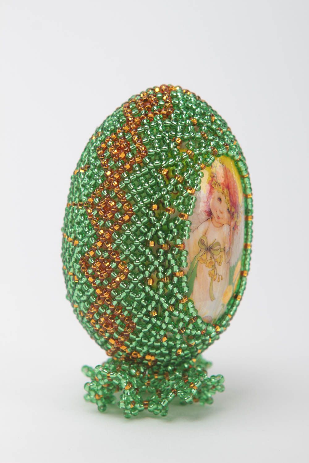 Декоративное яйцо из бисера зеленое красивое на деревянной основе ручная работа фото 2