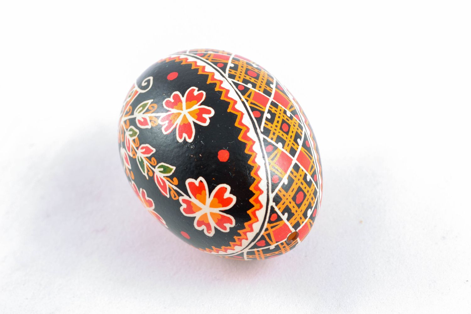Расписное яйцо пасхальное куриное черное с цветами фото 4