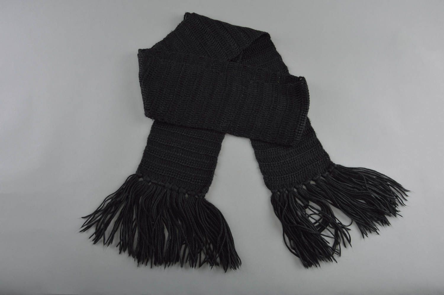 Warmer schwarzer gehäkelter Schal aus Wolle unisex künstlerische Handarbeit foto 3