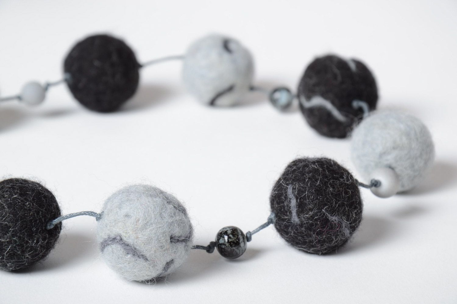 Grand collier en perles de laine feutrée noir et gris fait main pour femme photo 3